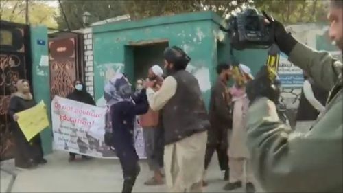 VIDEO Talibanii au întrerupt violent manifestația a șase tinere care își revendicau dreptul la educație în faţa Liceului de fete Rabia Balkhi din Kabul