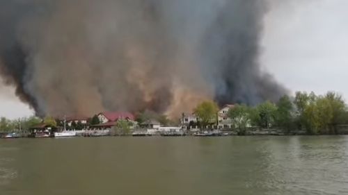 Incendiu la o unitate turistică din judeţul Tulcea/ Pompierii intervin cu trei ambarcaţiuni