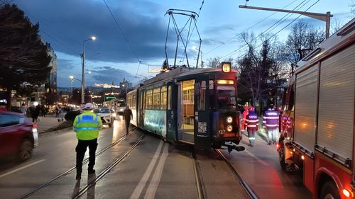 Un tramvai a deraiat la Iași, după producerea unui accident rutier în care au fost implicate o autoutilitară și un autoturism