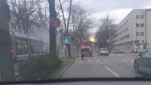 VIDEO Timișoara: Un tramvai Bozankaya, de producție turcească, a luat foc în mers/ Este vorba de primul tramvai Bozankaya sosit la Timișoara / Anul trecut, mai multe astfel de tramvaie au rămas blocate pe șine