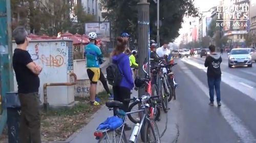 VIDEO Bicicliștii au protestat duminică în Piața Universității și au cerut schimbarea Codului Rutier: "Şi pe biciclişti îi aşteaptă cineva acasă!"