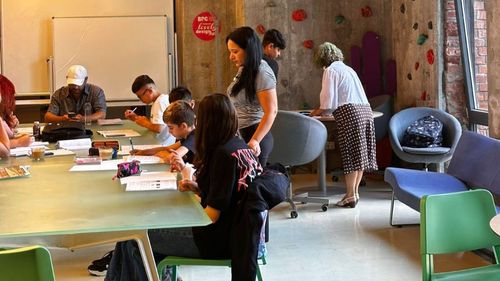 Pentru mulți copii din Ferentari, masa caldă e singura șansă de a rămâne la școală. Proiect de educație și suport emoțional