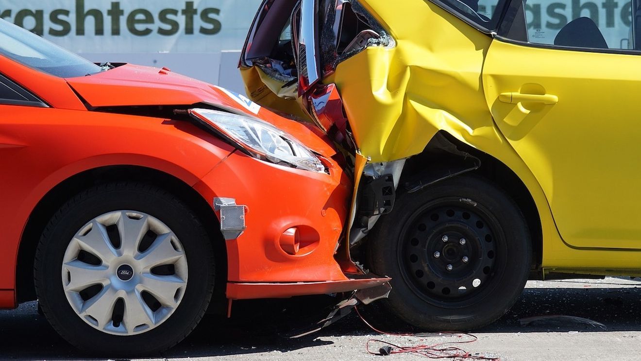 Doi tineri, arestaţi după ce ar fi înşelat asiguratorii cu peste 120.000 de lei, simulând accidente rutiere