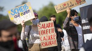 50 de muncitori sezonieri români au protestat  în Germania faţă de condiţiile de muncă și cazare/ Ei acuză că stau în câte 4 - 5 în camerele din barăci