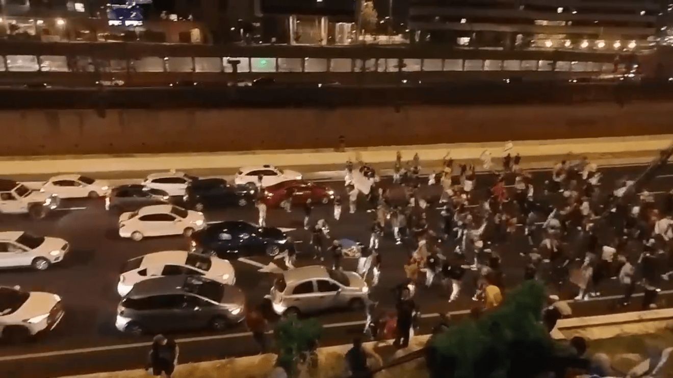 Mii de israelieni blochează autostrăzi, cer eliberarea ostaticilor deținuți de Hamas, demisia premierului Benjamin Netanyahu și noi alegeri parlamentare