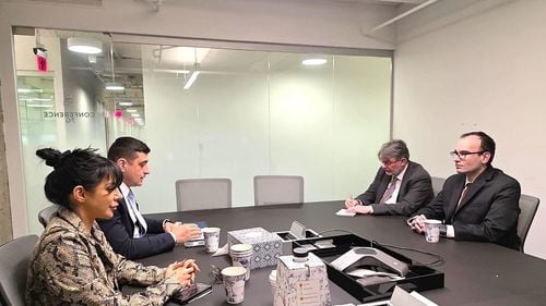 FOTO George Simion, în SUA alături de Mateea Petrescu, directoarea de comunicare a fraților Tate / Simion i-a apărat pe cei doi britanici acuzați de viol și trafic de persoane