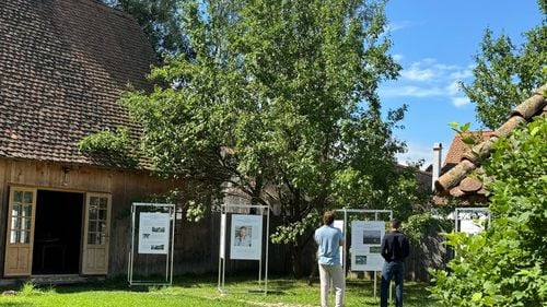Casa din Viscri a Regelui Charles al III-lea găzduiește expoziția de pictură „Captiv între lumi” a pictorului G. M. Cantacuzino