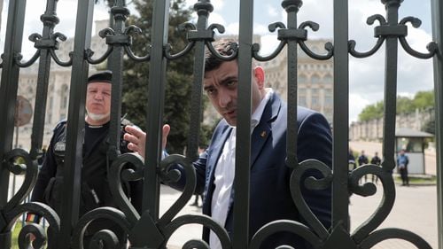 VIDEO Protest violent al partidului extremist AUR la Parlament/ Profesorii au renunțat la propriul protest ca să nu se asocieze cu AUR/ Deputații Ludovic Orban și Csoma Botond acuză că au fost agresați / George Simion s-a urcat pe gard / Scandal făcut de AUR și în Parlament (update)