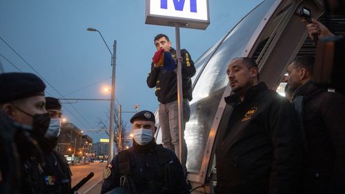 VIDEO Scandal între George Simion și Jandarmerie, la 3 dimineața, în Piața Victoriei/ Liderul partidului extremist AUR țipa, live pe Facebook: ”Plecați de-aici! Nu vă e rușine? Haide, și tu! Pleacă acum!”/ Jandarmii îi reproșau folosirea sistemelor de sonorizare în toiul nopții