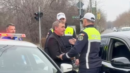 VIDEO Poliția Capitalei l-a oprit în trafic pe Gheorghe Hagi ca să-i dea un tort