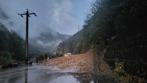 Restricţii de trafic pe DN 13, la Pădurea Bogăţii, în județul Brașov, din cauza aluviunilor aduse de pe versant, şi pe DJ 103E, la Bod, unde apa a ajuns pe carosabil