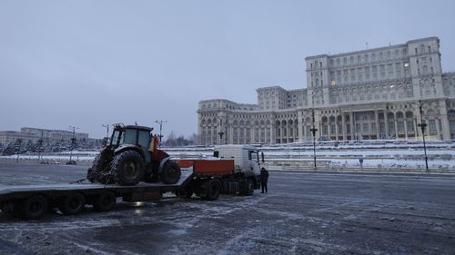UPDATE Imaginile eșecului: Un singur tractor în Piața Constituției, la protestul “transportatorilor” promovat intens de senatoarea pro-rusă Diana Șoșoacă