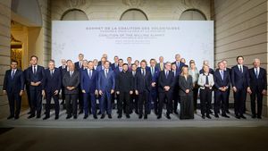 Zelenski anunță semnarea la Paris a declarației privind desfăşurarea unor forţe multinaţionale ca garanţie de securitate pentru Ucraina / Macron anunță că după încetarea războiului efectivul armatei ucrainene va fi de aproximativ 700.000 de persoane