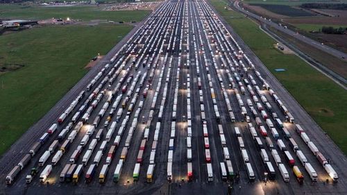 Acord franco-britanic pentru reluarea traficului/ Aproape 3000 de camioane au rămas blocate de partea britanică a Canalului Mânecii