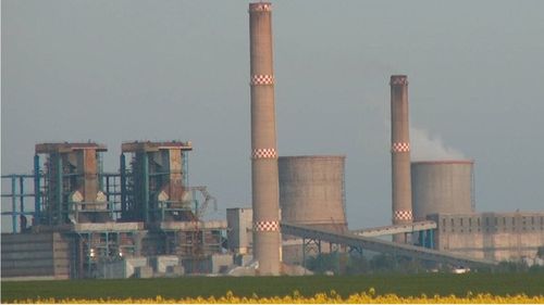 200 de salariaţi de la Societatea Electrocentrale Craiova cer ministrului Energiei să revoce decizia de concediere a directorului de producţie, Dan Vasile, în urma căreia operatorii din camera de comandă (cazan şi turbină), posturi cheie pentru societate, au demisionat în masă