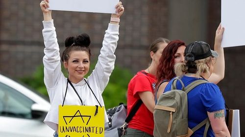 Justiția germană începe să aplice sancțiuni celor care compară vaccinarea cu Holocaustul / Un antivaccinist care a postat steaua galbenă pe care scria nevaccinat a primit amendă pentru incitare la ură