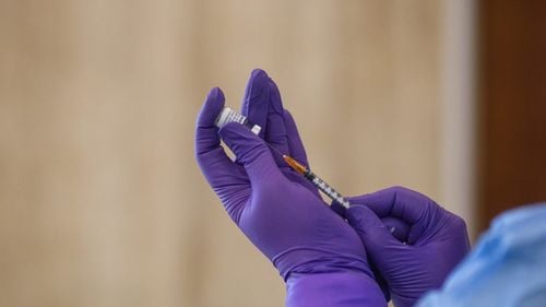 Percheziții în Neamț și Iași, la medici de familie și centre de vaccinare, într-un dosar de eliberare de certificate de vaccinare false 