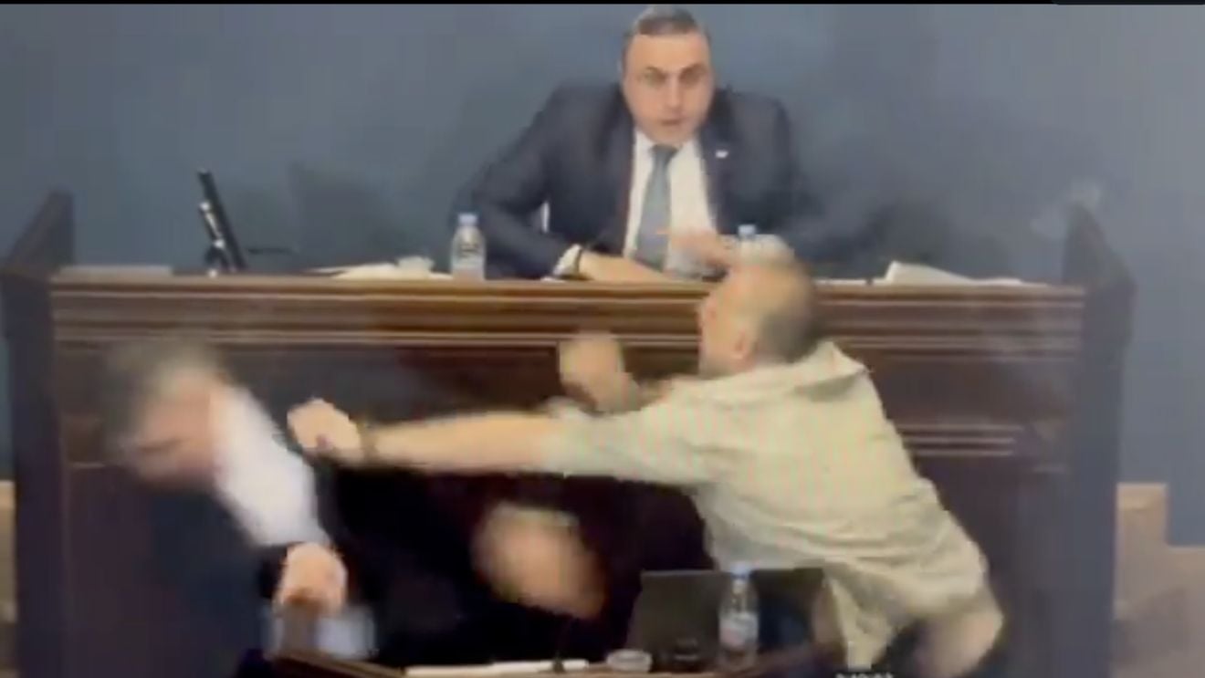 VIDEO Bătaie în Parlamentul Georgiei: Liderul partidului de guvernământ, lovit cu pumnul în cap din cauza „legii privind agenții străini” / Parlamentarii pro-guvern și cei ai opoziției s-au luat apoi cu toții la bătaie