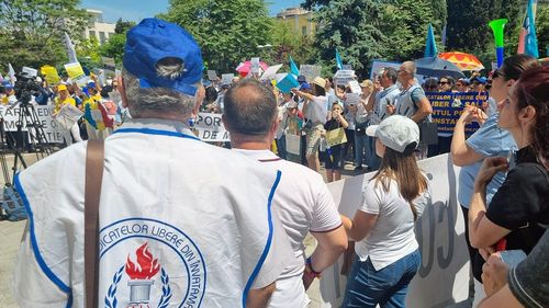 VIDEO Profesorii din Cluj protestează în fața Inspectoratului Școlar Județean împotriva creșterii normei de predare