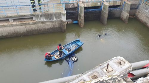 O mașină a căzut în lacul Floreasca/ Doi bărbați care se aflau în autovehicul au ajuns la spital/ Cei doi sunt cetățeni francezi (surse)