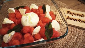 Salată cu fructe de vară / Simplă cu pepene roșu, burrata, mozzarella și un strop de mentă proaspătă