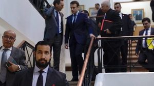 Fost colaborator al lui Macron, condamnat la 3 ani de închisoare, din care doi cu suspendare / Alexandre Benalla a atacat manifestanți în timpul unor proteste anti-capitalism acum trei ani