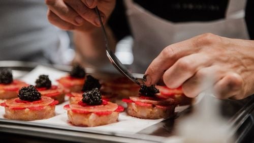 ANPC a amendat cu 133.000 de lei zece firme dintr-un complex comercial / Materii prime expirate, ustensile uzate, fără autorizații de funcționare