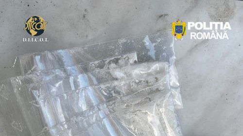 Doi tineri din Sibiu, reţinuţi de DIICOT după ce ar fi vândut droguri de mare risc de la fereastra casei