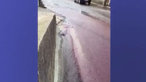 Inundație cu vin într-un orășel din Portugalia / Au explodat rezervoarele unei distilerii / S-au scurs peste 2 milioane de litri de vin roșu