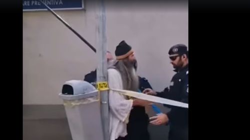 Stegarul Dac, plasat sub control judiciar pentru 60 de zile, după ce a agresat un jandarm în apropierea Arestului Central / Nu are voie să participe la proteste şi trebuie să poarte dispozitiv de monitorizare