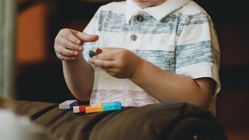 Primăria Iași oferă un ajutor lunar de 1.000 de lei pentru consilierea şi terapiile copiilor cu autism