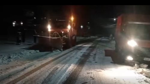Drumarii intervin în zonele montane, pentru curăţarea carosabilului / La altitudini mari ninge şi temperaturile sunt scăzute