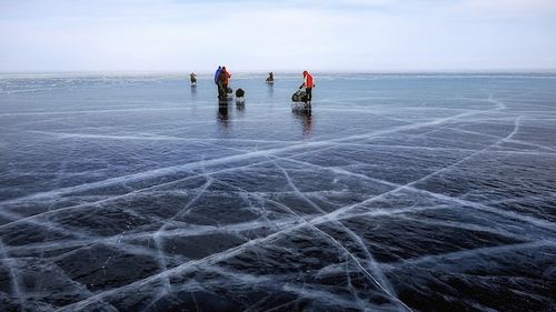 Doi copii au ajuns la spital după ce gheața unui lac s-a rupt sub ei/ Copiii se aventuraseră cu bicicletele pe apa înghețată și au fost salvați de un localnic