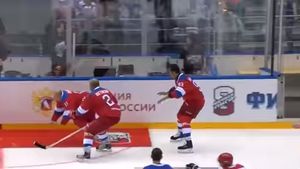 VIDEO Kremlin fail. Putin joacă hochei, înscrie și cade pe gheață chiar când salută spectatorii