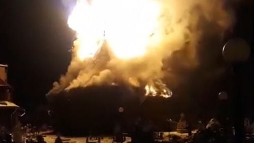 VIDEO Un incendiu de proporții a cuprins o biserică de lemn din județul Suceava/ 10 autospeciale au intervenit să stingă focul