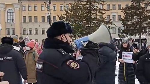 VIDEO Protest în Tomsk, Rusia, împotriva invadării Ucrainei / Un polițist citește la portavoce legea privind „informaţiile mincinoase” despre armata rusă