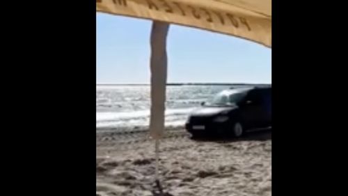 O femeie a intrat cu maşina pe plaja din Mamaia / A fost tractată cu un tractor,  după ce a rămas blocată în nisip / În autoturism se aflau şi doi copii / Poliţiştii fac cercetări