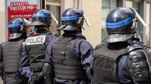 Un imam tunisian a fost arestat în Franța în vederea unei posibile deportări. El a spus într-o predică religioasă că drapelul francez e un ”steag satanic”