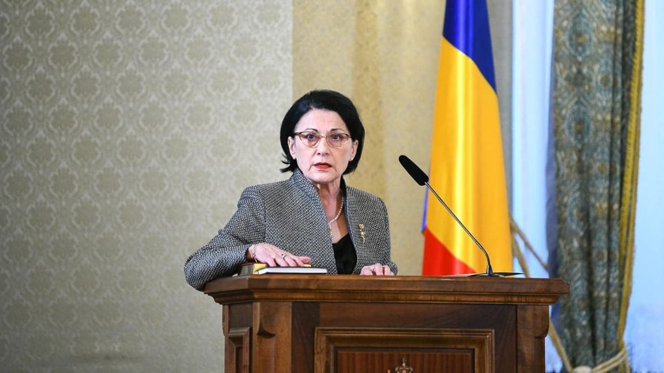 Fake News de la ministrul Educației. Ecaterina Andronescu repetă obsesiv că 36% dintre elevii de clasa a VIII-a nu au luat nota 5 la Evaluarea Națională anul trecut. Cifrele sunt false