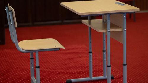Băncile noi din liceele din Iași sunt prea mici pentru elevi. Primar: ”Nu trebuie să exagerăm pe subiecte de acest fel”