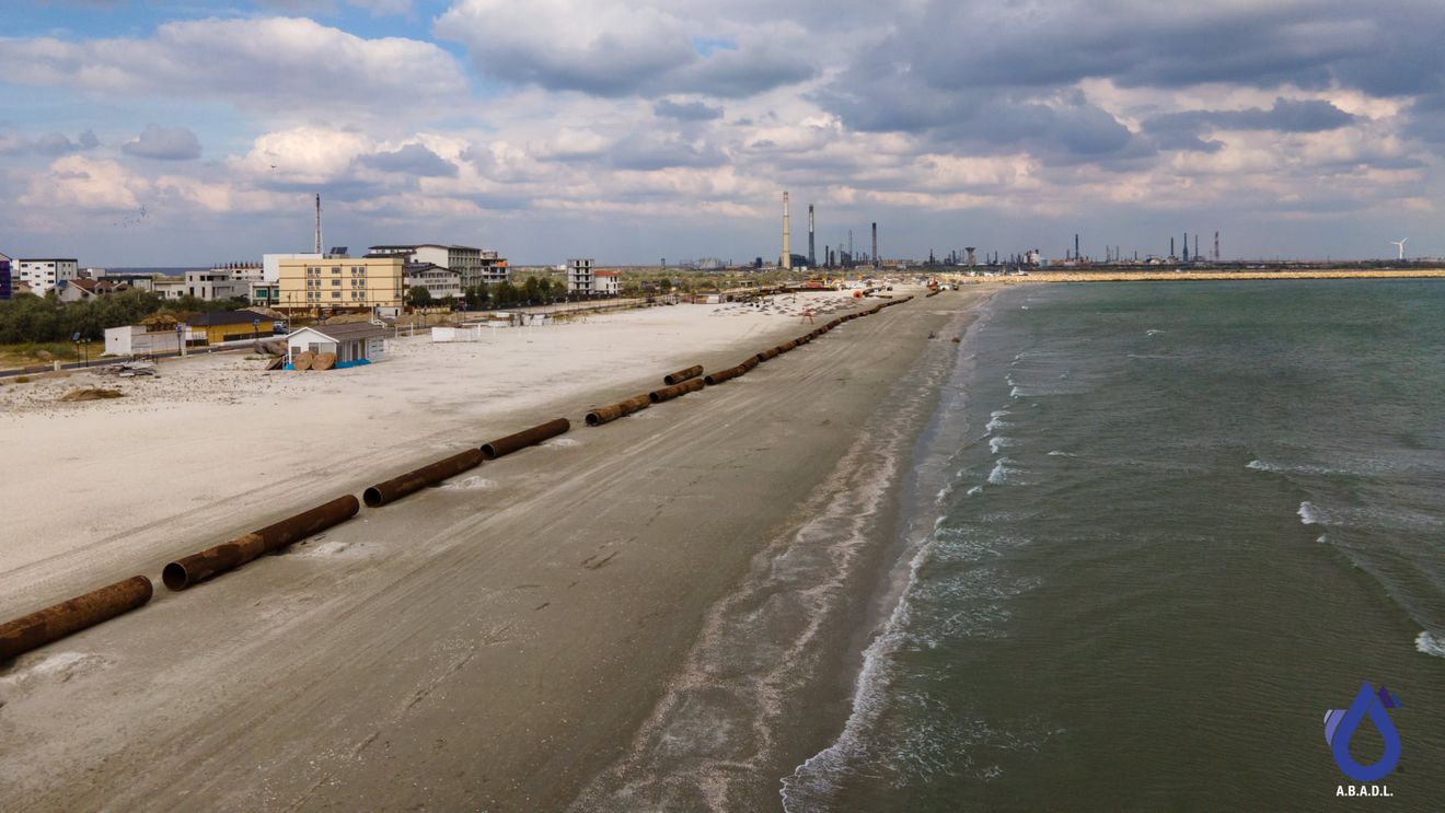 Decizie bizară a Consiliului Județean Constanța: Proiectul de 700 de milioane de euro pentru lărgirea plajelor, blocat pentru a obține acordul proprietarilor de beach-baruri