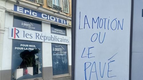 Franța: Biroul liderului partidului Republicanii (LR), Eric Ciotti, a fost vandalizat. Votul deputaților LR este decisiv în moțiunea de cenzură de luni împotriva guvernului care și-a angajat responsabilitatea pe proiectul de reformă a sistemului de pensii