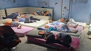 SURSE: Azil ilegal unde mai mulți vârstnici erau ținuți pe saltele în subsol, descoperit de autorități în Sectorul 4 / Poliția a pus echipaj de pază la cămin, dar bătrânii nu au fost scoși de acolo