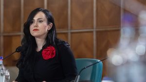 Ministrul Muncii, Simona Bucura-Oprescu, întrebată ce a învăţat la Academia SRI: „Rigoare şi disciplină” / „Soţul meu are două arme care sunt peste 5.000 euro. E vânător la a patra generaţie”