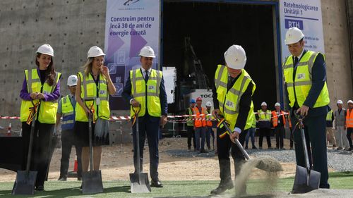 GALERIE FOTO Președintele Nicușor Dan, cu trei miniștri din Guvernul Bolojan, lopeți și panglici tricolore la Centrala Nucleară de la Cernavodă / Au marcat demararea lucrărilor la proiectul de retehnologizare a Unităţii 1