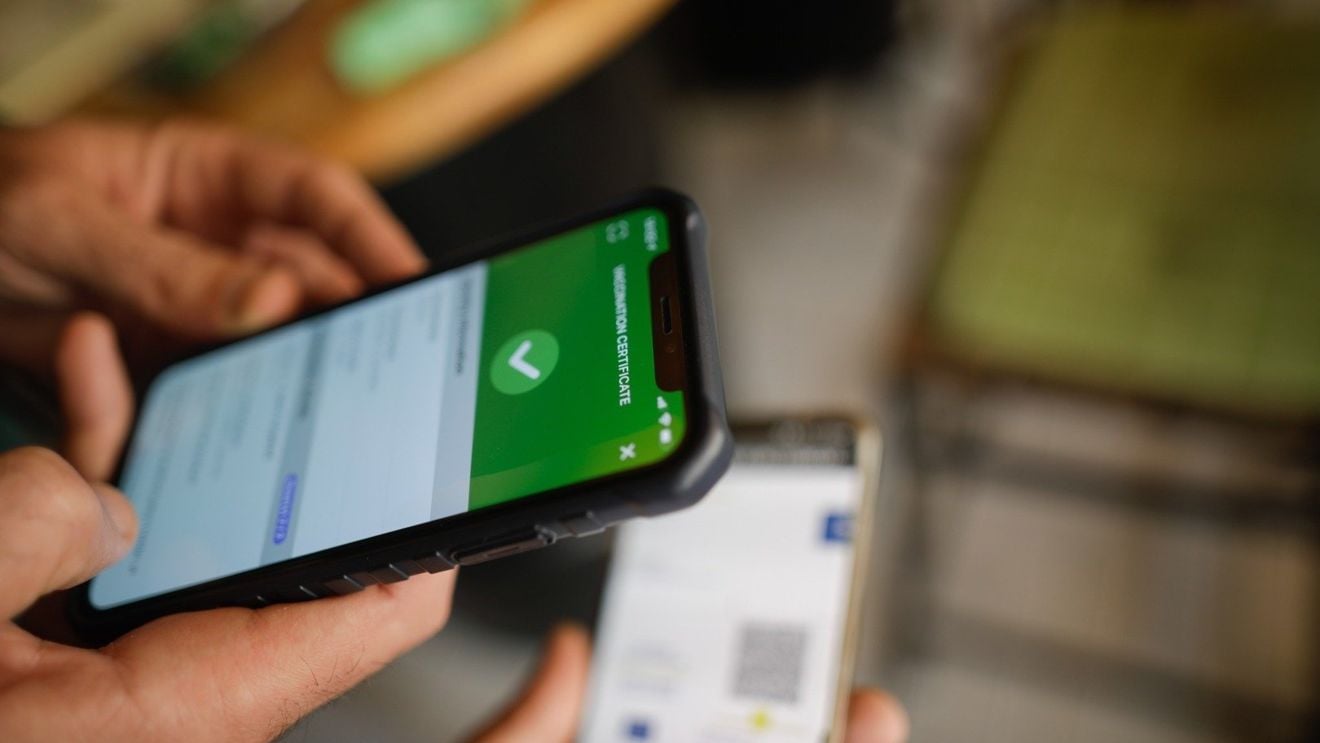 În așteptarea certificatului verde obligatoriu la serviciu. Cum se pregătesc marile companii și cum stăm cu gradul de vaccinare în mediul privat?