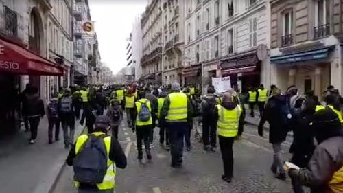 Ciocniri sporadice la Paris între Vestele Galbene şi poliţie. Al zecelea weekend de proteste