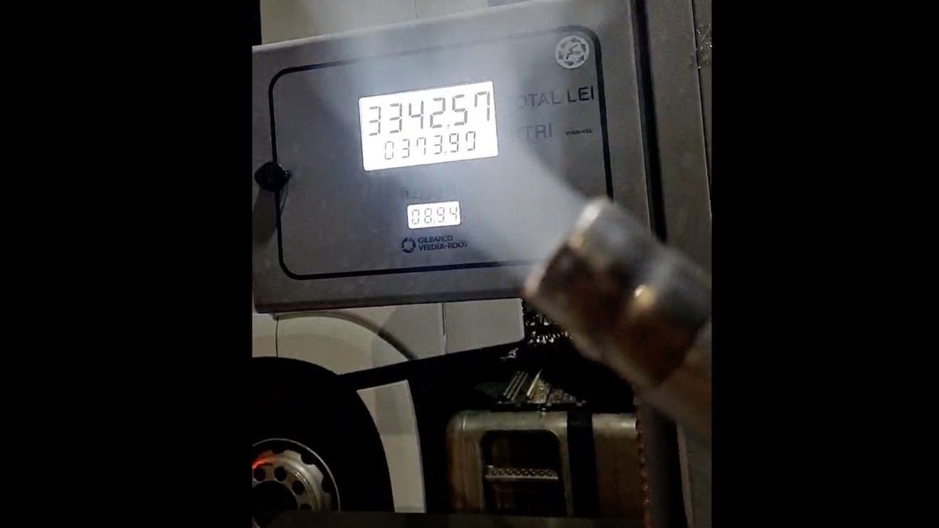 VIDEO Un șofer de tir arată într-o benzinărie cum în loc de motorină iese aer din pompă / La final s-a înregistrat o cantitate livrată de peste 400 litri / Polițiștii din Dâmbovița s-au autosesizat