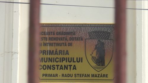 Plăcuțe cu numele lui Radu Mazăre, pe școlile din Constanța, deși fostul primar este condamnat definitiv pentru corupție