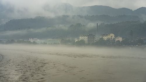 Ploi torenţiale în China: 11 oameni au murit și 30 sunt dați dispăruți după ce un pod s-a prăbușit